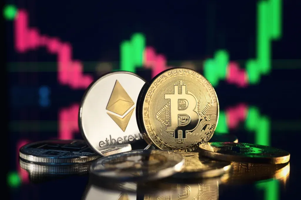 Ethereum i Bitcoin – dwie najpopularniejsze kryptowaluty z niewyraźnymi wykresami w tle 